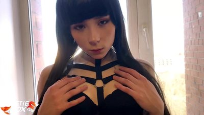 હોટ શ્યામા પૈસા માટે ઊંડા અને સંવેદનશીલ રીતે ચૂસે છે